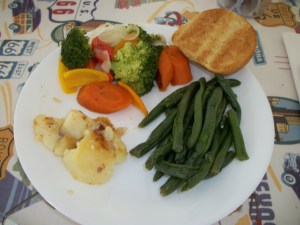 Green beans, roasted potatoes, and vegetable medley, served with a whole wheat roll. 
